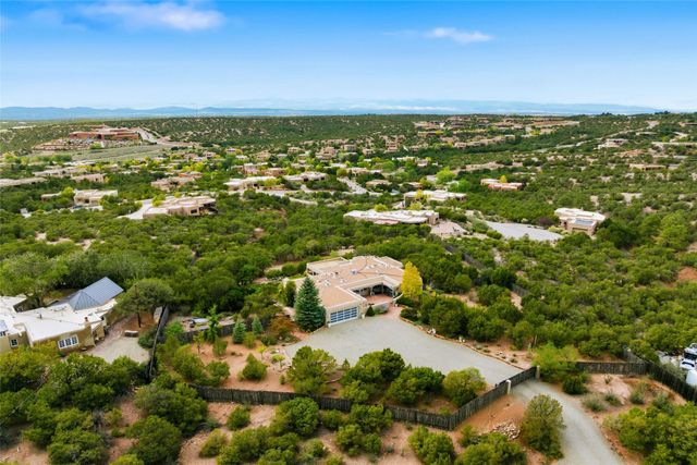 1122 Tano Del Este, Santa Fe, NM 87506