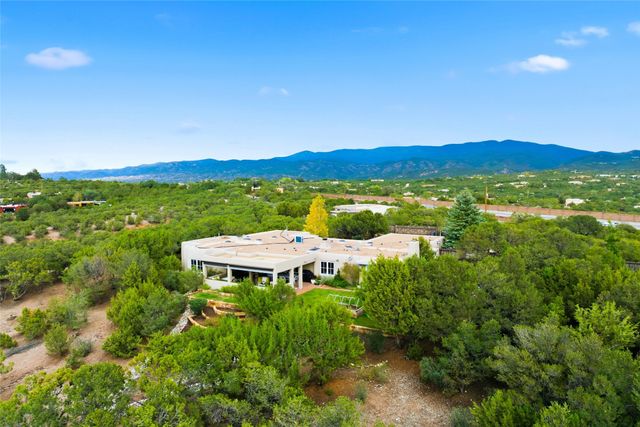 1122 Tano Del Este, Santa Fe, NM 87506