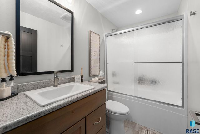 5917 S Spirea Ave Avenue, Sioux Falls, SD 57108