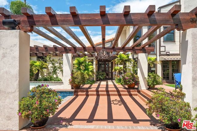 2528 Angelo Drive, Los Angeles, CA 90077