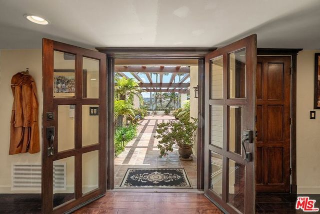 2528 Angelo Drive, Los Angeles, CA 90077