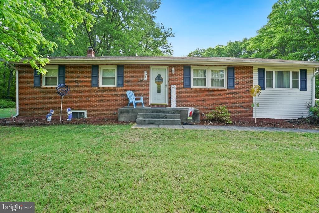 Image 2 of property listing at 9614 CHARLES CT, La Plata, MD 20646