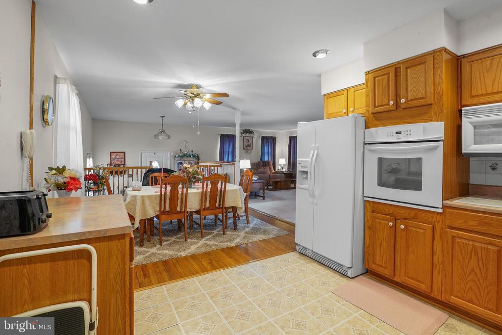 Image 4 of property listing at 9614 CHARLES CT, La Plata, MD 20646