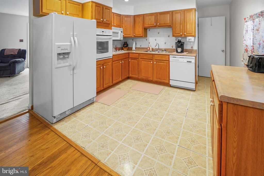 Image 5 of property listing at 9614 CHARLES CT, La Plata, MD 20646