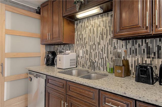 3 Glen Arbor Road, Kansas City, MO 64114