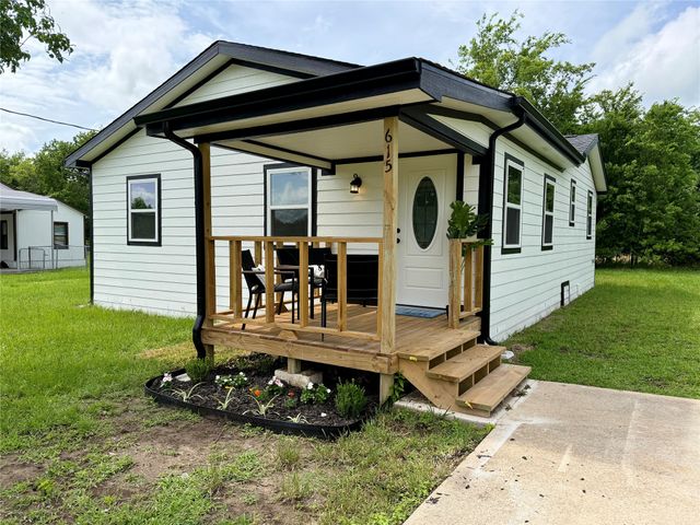 615 Smith Circle, Point, TX 75472