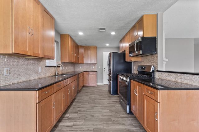 805 River Creek, La Porte, TX 77571