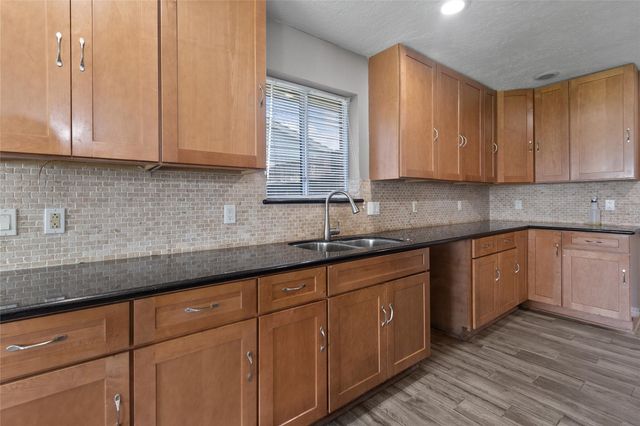 805 River Creek, La Porte, TX 77571