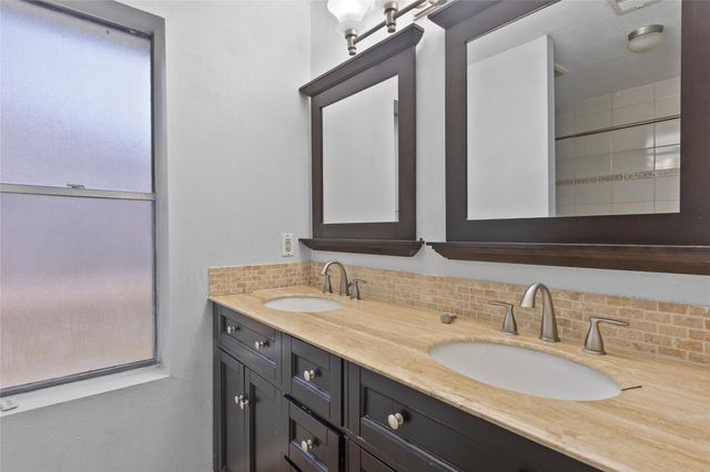 805 River Creek, La Porte, TX 77571