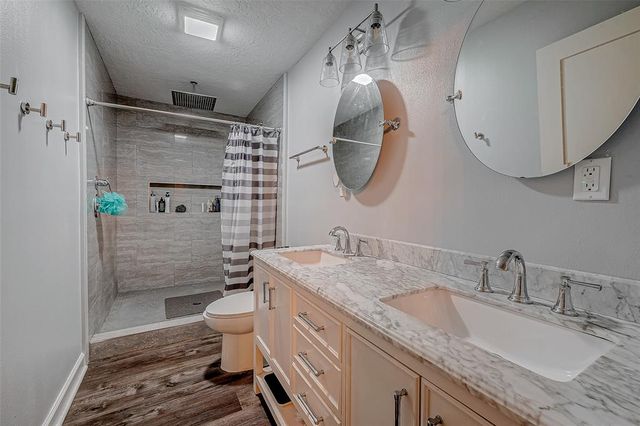 4 Pine View Drive, Angleton, TX 77515