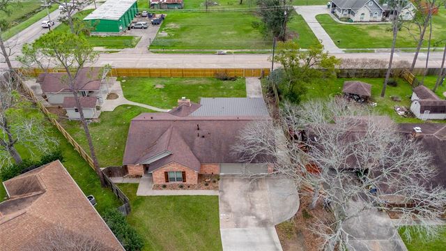 4 Pine View Drive, Angleton, TX 77515