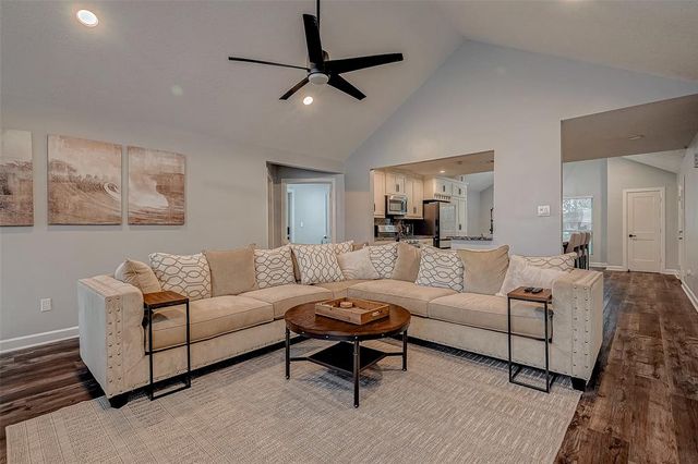 4 Pine View Drive, Angleton, TX 77515
