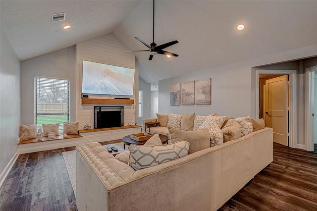 4 Pine View Drive, Angleton, TX 77515