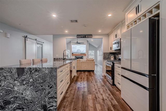 4 Pine View Drive, Angleton, TX 77515