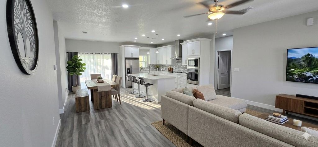 Image 11 of property listing at 32835 FOREST AVENUE, Leesburg, FL 34788