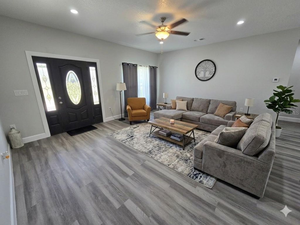 Image 8 of property listing at 32835 FOREST AVENUE, Leesburg, FL 34788