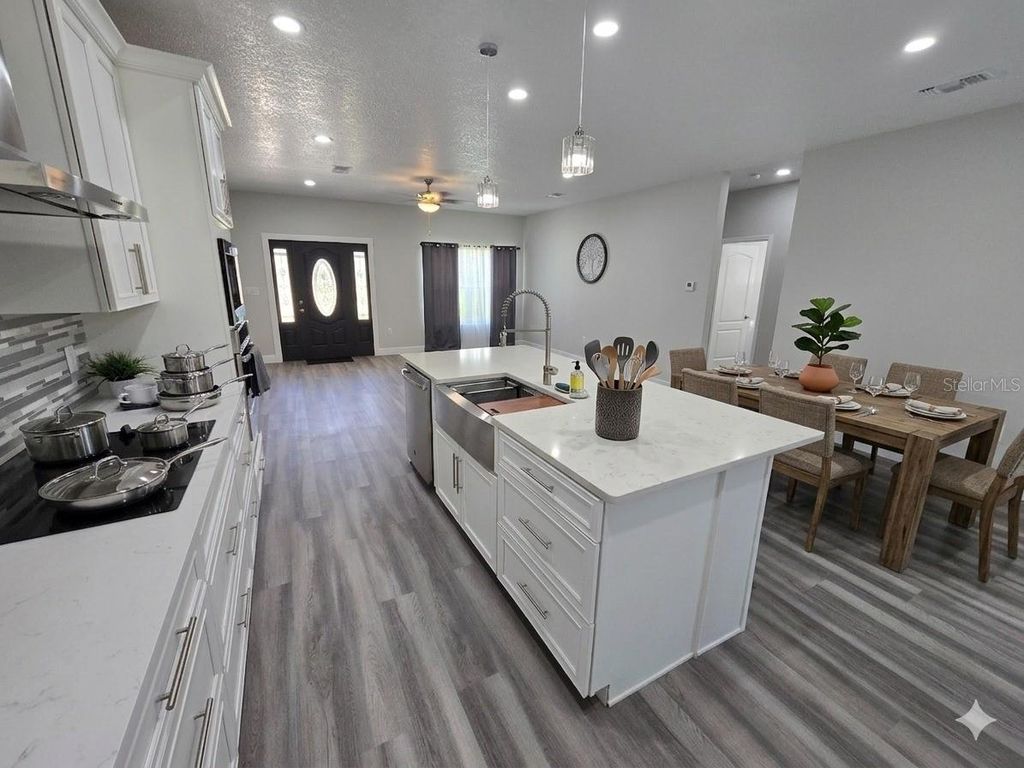 Image 10 of property listing at 32835 FOREST AVENUE, Leesburg, FL 34788