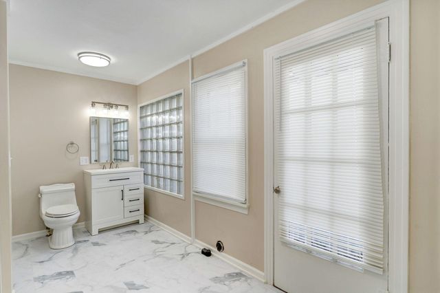 103 E Meadow Avenue, Crane, MO 65633