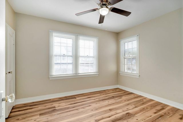 103 E Meadow Avenue, Crane, MO 65633