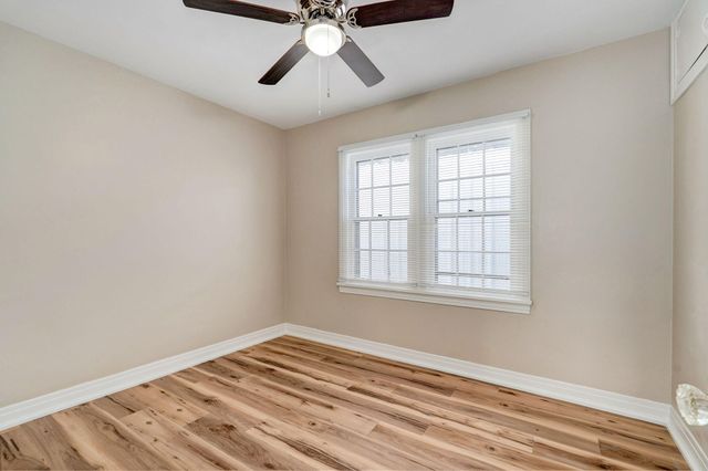 103 E Meadow Avenue, Crane, MO 65633