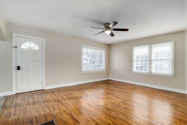 103 E Meadow Avenue, Crane, MO 65633