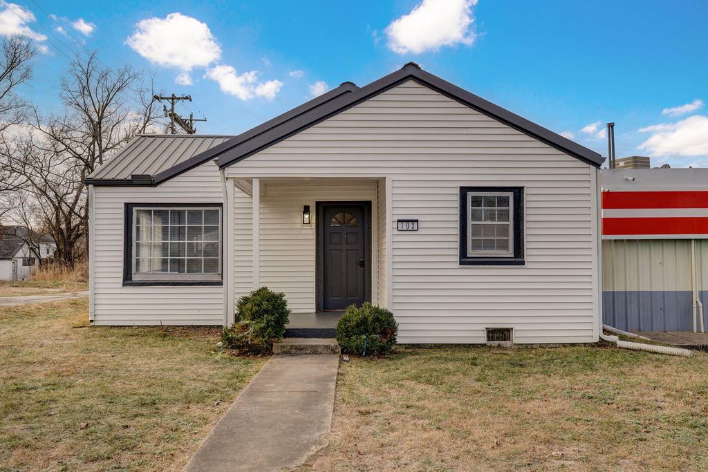 103 E Meadow Avenue, Crane, MO 65633