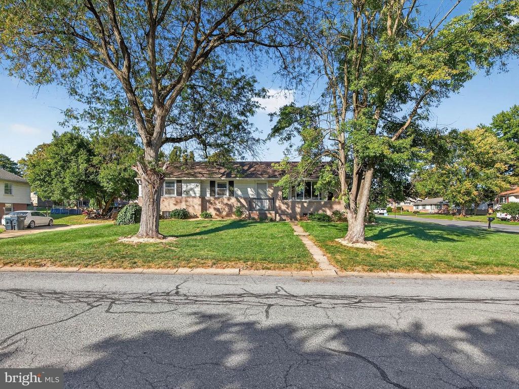 Image 2 of property listing at 134 BAYBERRY DR, Lancaster, PA 17603