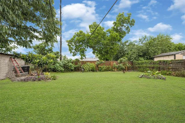 5009 Bataan Road, Houston, TX 77033