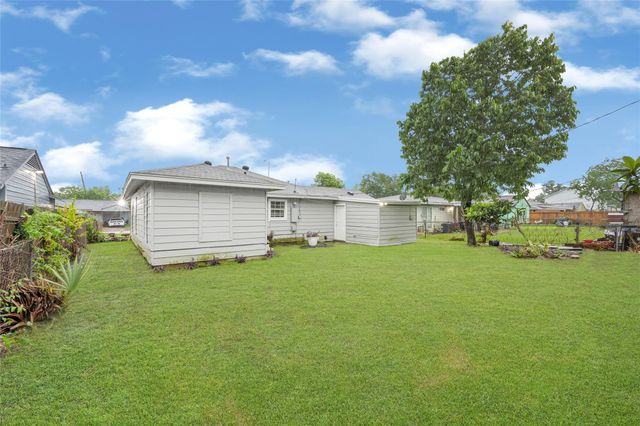 5009 Bataan Road, Houston, TX 77033