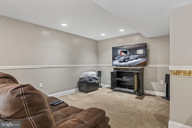250 FREELAND DR, Collegeville, PA 19426