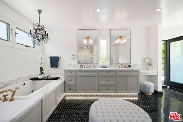 1472 N Kings Road, West Hollywood, CA 90069