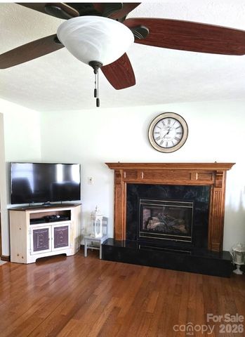 476 Jackson Loop Road, Flat Rock, NC 28731