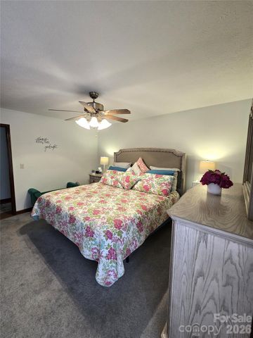 476 Jackson Loop Road, Flat Rock, NC 28731