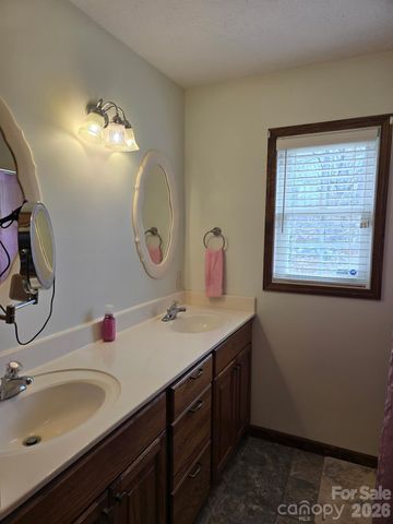 476 Jackson Loop Road, Flat Rock, NC 28731