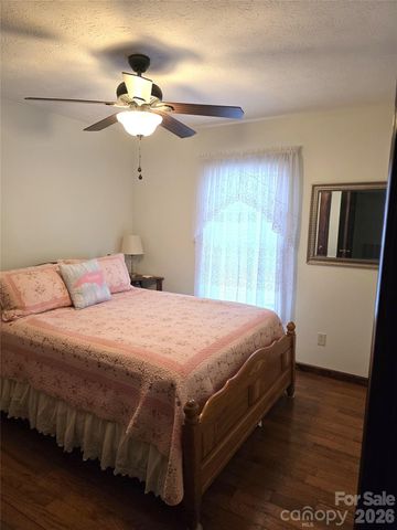 476 Jackson Loop Road, Flat Rock, NC 28731