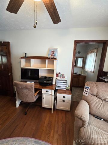 476 Jackson Loop Road, Flat Rock, NC 28731