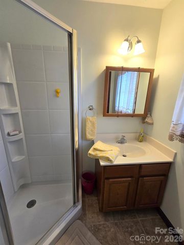 476 Jackson Loop Road, Flat Rock, NC 28731