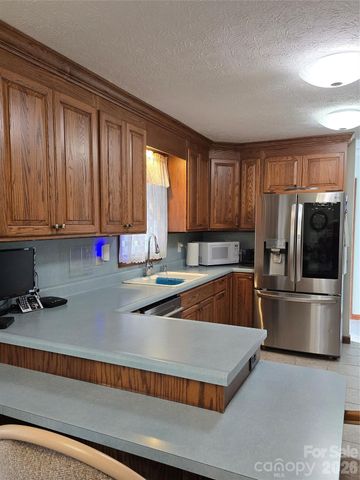 476 Jackson Loop Road, Flat Rock, NC 28731