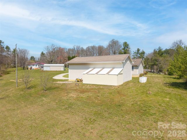 476 Jackson Loop Road, Flat Rock, NC 28731