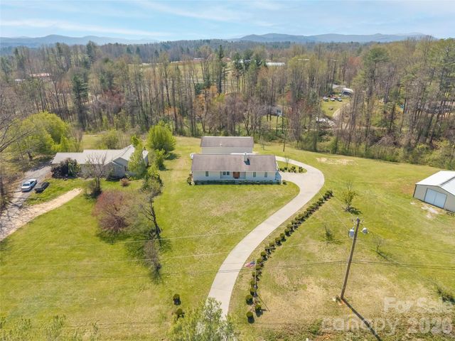 476 Jackson Loop Road, Flat Rock, NC 28731