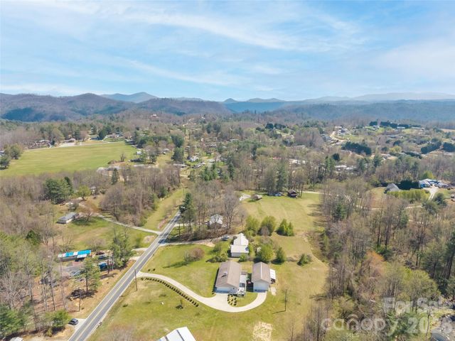 476 Jackson Loop Road, Flat Rock, NC 28731