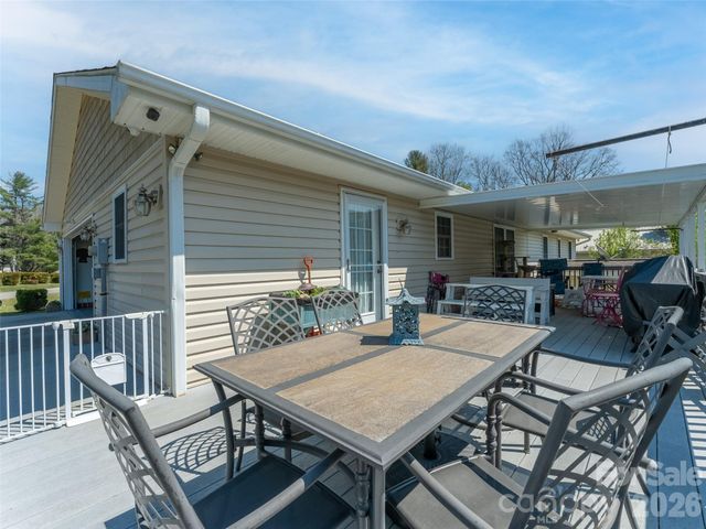 476 Jackson Loop Road, Flat Rock, NC 28731