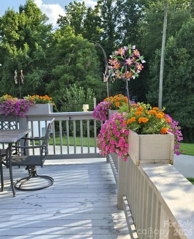 476 Jackson Loop Road, Flat Rock, NC 28731