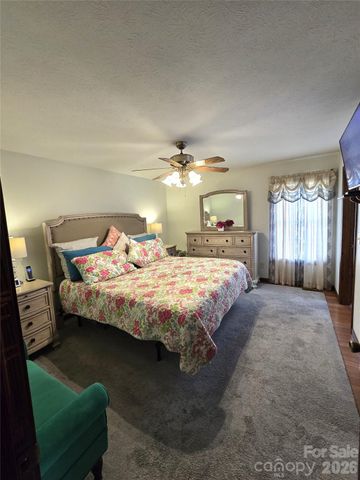 476 Jackson Loop Road, Flat Rock, NC 28731