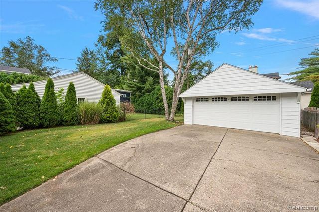 277 Beaupre Avenue, Grosse Pointe Farms, MI 48236