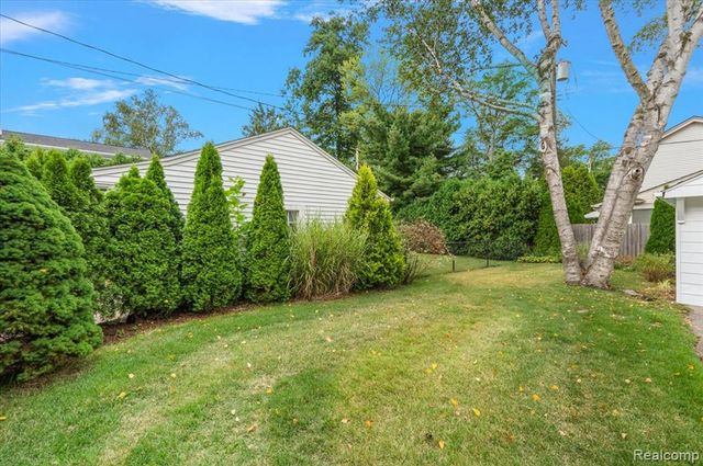 277 Beaupre Avenue, Grosse Pointe Farms, MI 48236
