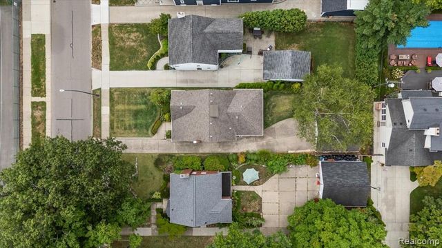 277 Beaupre Avenue, Grosse Pointe Farms, MI 48236
