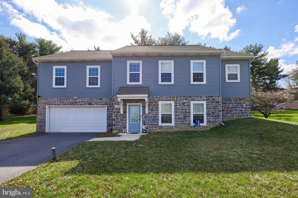 Image 1 of property listing at 622 ENFIELD DR, Lancaster, PA 17601