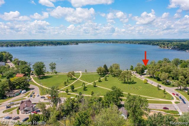 1815 E Lake Drive, Novi, MI 48377