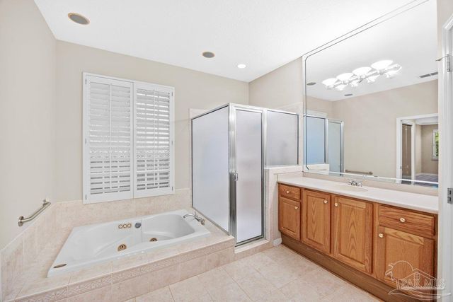 1166 Grand Pointe Dr, Gulf Breeze, FL 32563